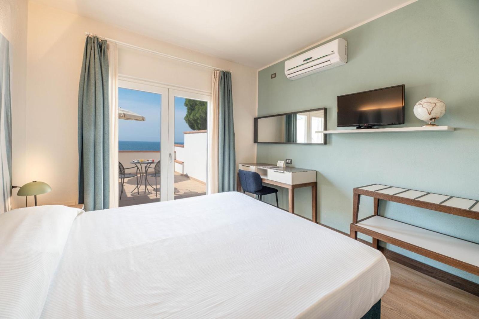 Hotel Baia Imperiale Spiaggia di Cavoli Esterno foto