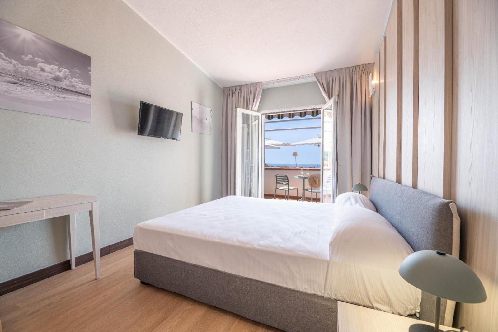 Hotel Baia Imperiale Spiaggia di Cavoli Esterno foto